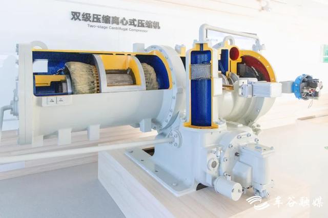 "这是我们武汉工厂2019年研发的最新制冷设备,体积只有上一代产品的1